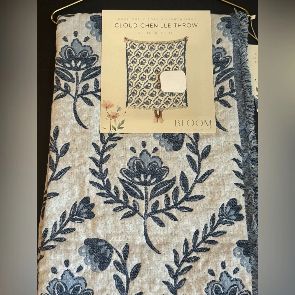 BLOOM Cloud Chenille Lightweight Reversible Floral Throw - Fringe - Blue/White